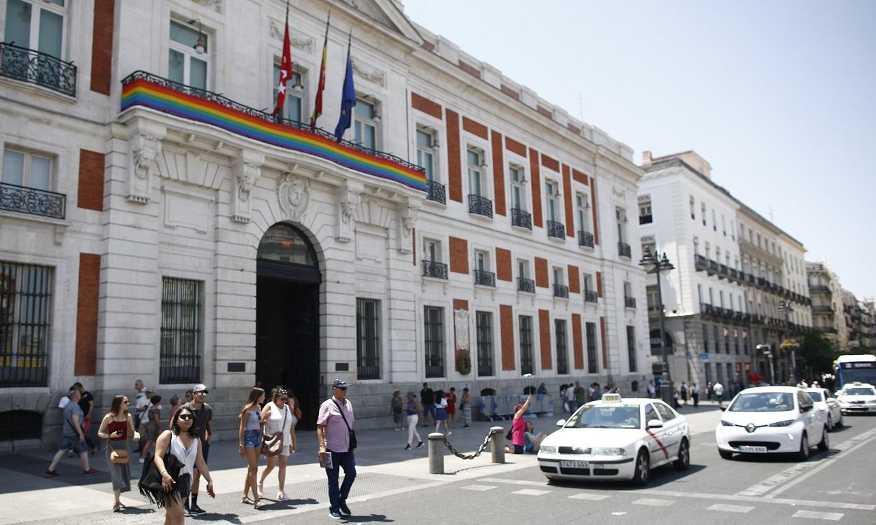 Bandera LGTBI colocada en el balcón de la Casa de Correos, en la Puerta del Sol, durante las fiestas del Orgullo Gay 2019. EP