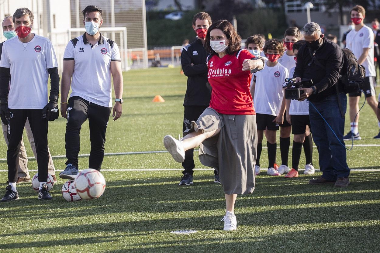 Isabel Díaz Ayuso disparando una pelota en una imagen de archivo. Fuente: Europa Press.