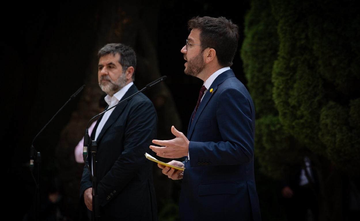 El secretario general de Junts, Jordi Sànchez (i) y el president de la Generalitat en funciones, Pere Aragonès (d) durante la rueda de prensa de este lunes. Fuente: Europa Press.