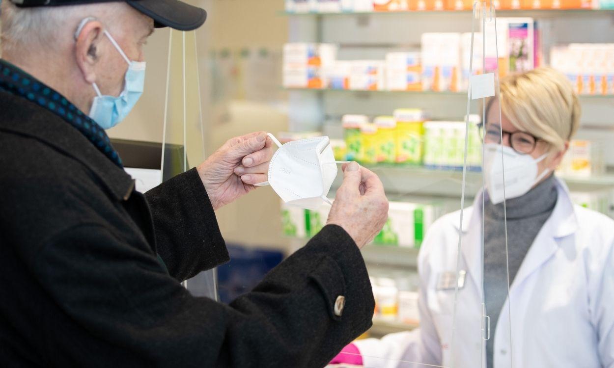 Un ciudadano compra una mascarilla FFP2 en una farmacia. Europa Press.