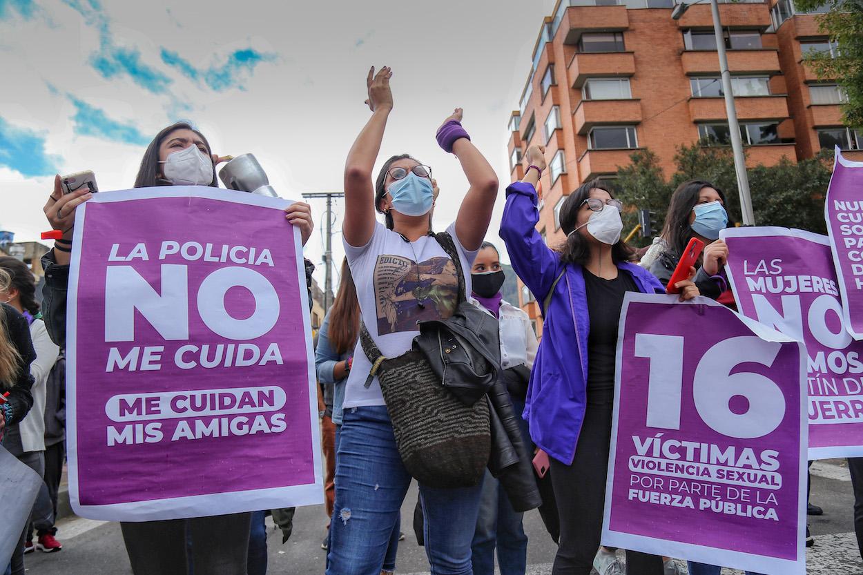 Varias mujeres protestas contra los abusos sexuales de policiales durante las manifestaciones en Colombia