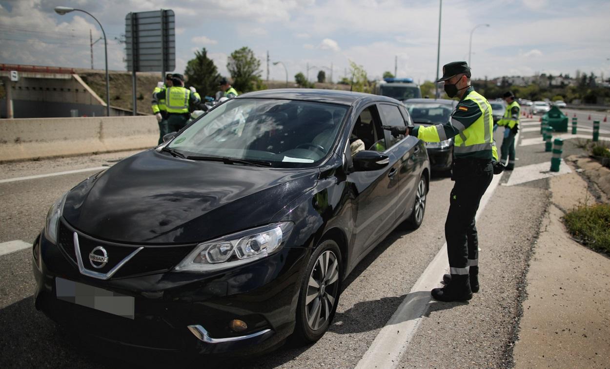 La Guardia Civil para a un vehículo. EP.