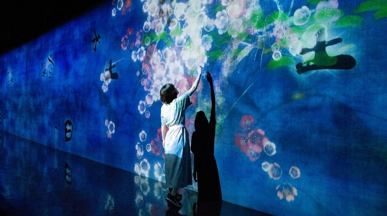 Sisyu + teamLab, Born From the Darkness a Loving, and Beautiful World, 2018, Interactive Digital Installation, Endless, Calligraphy Sisyu, Sound Hideaki Takahashi © teamLab, courtesy Pace Gallery.