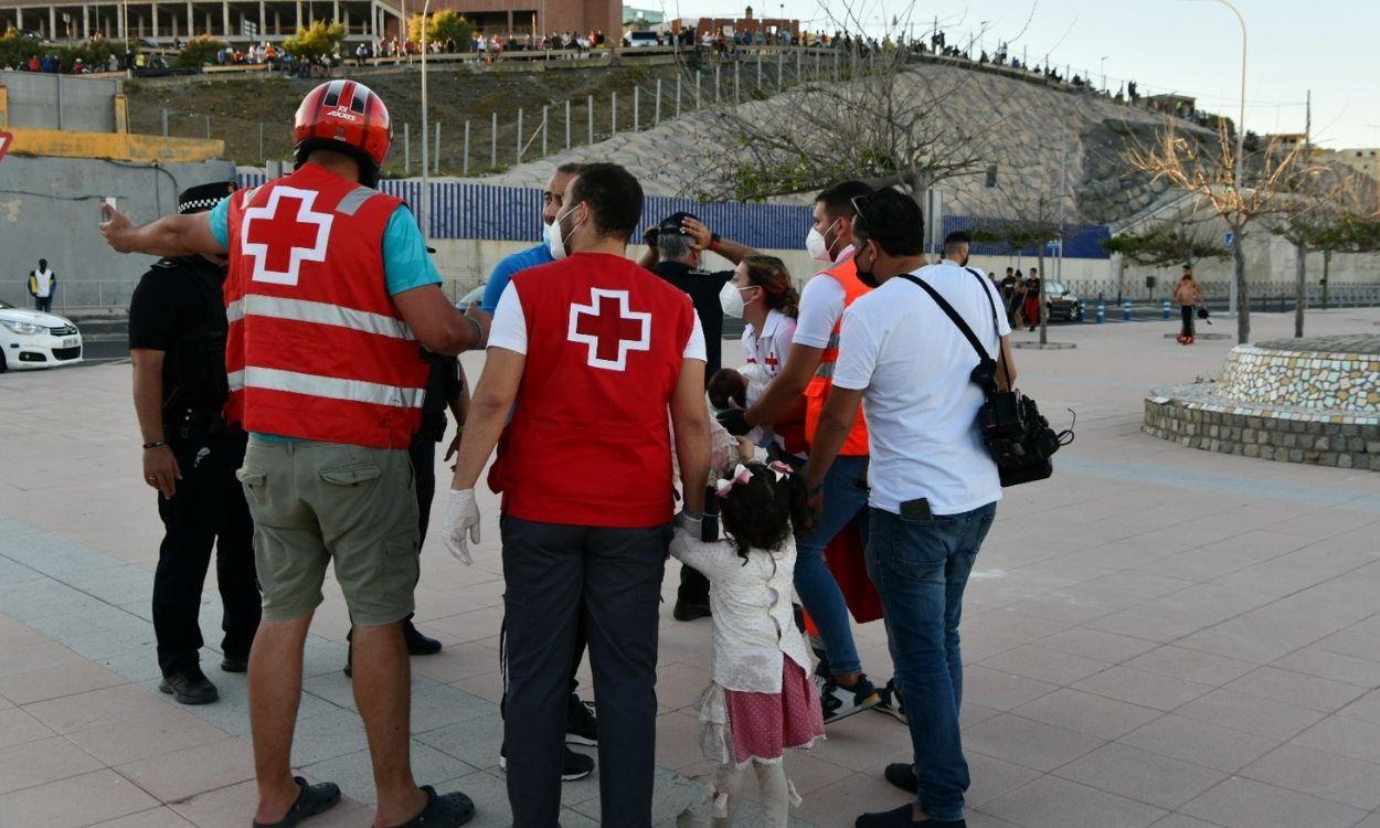 Voluntarios de Cruz Roja atienden a migrantes en la Playa del Tarajal (Ceuta). Europa Press. 