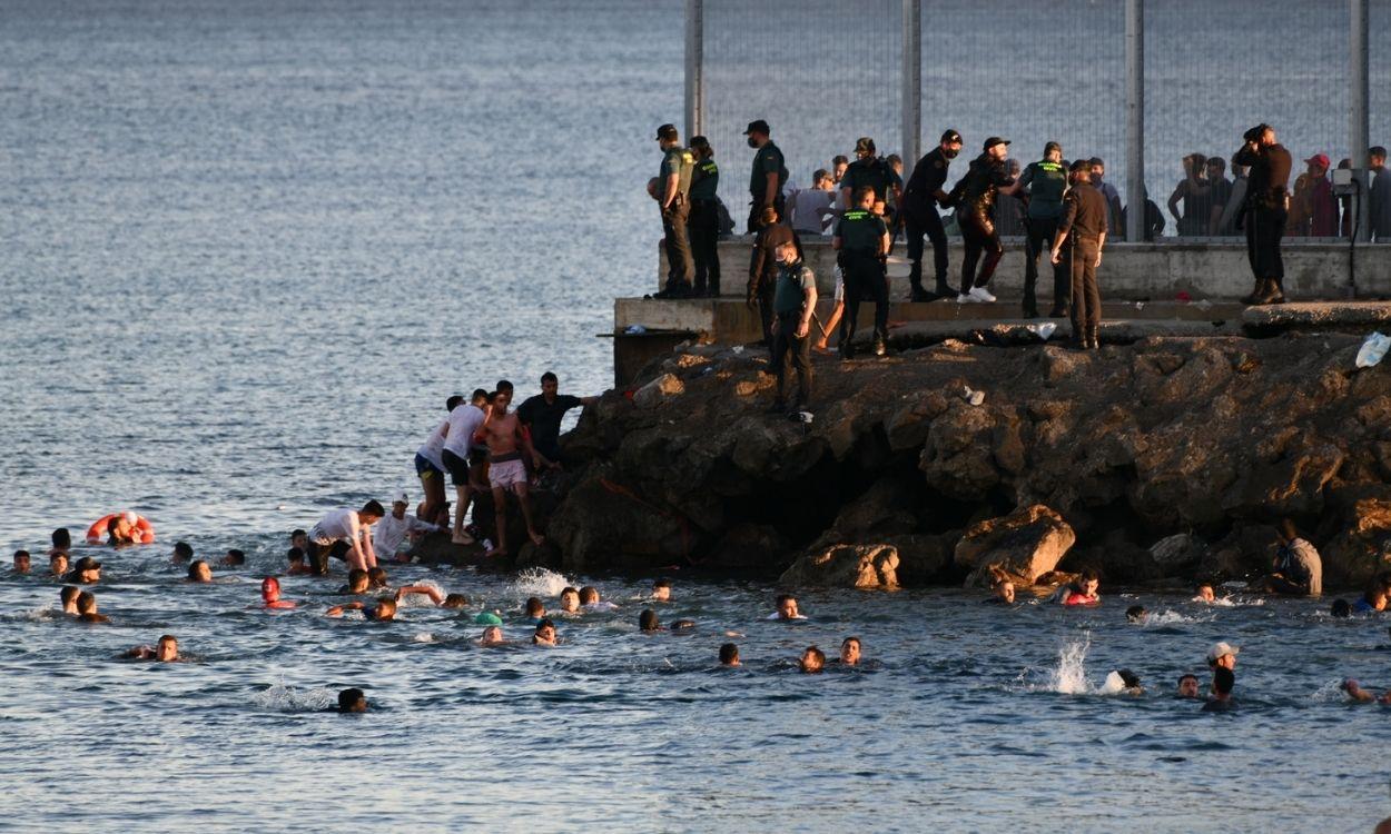 Se produce una llegada masiva de migrantes marroquíes a la Playa del Tarajal, en Ceuta. Europa Press.