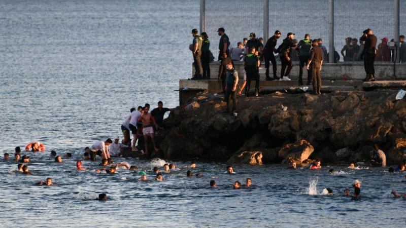 Se produce una llegada masiva de migrantes marroquíes a la Playa del Tarajal, en Ceuta. Europa Press.