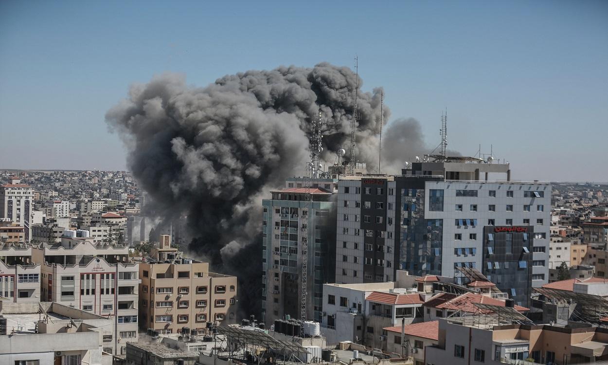 Tropas israelís bombardean un edificio con medios de comunicación en Palestina. EP
