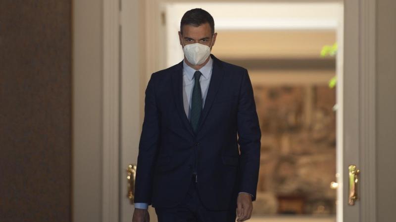 El presidente del Gobierno, Pedro Sánchez, a su llegada a una rueda de prensa tras la conclusión del Consejo de Ministros, a 18 de mayo de 2021. Fuente: Europa Press.
