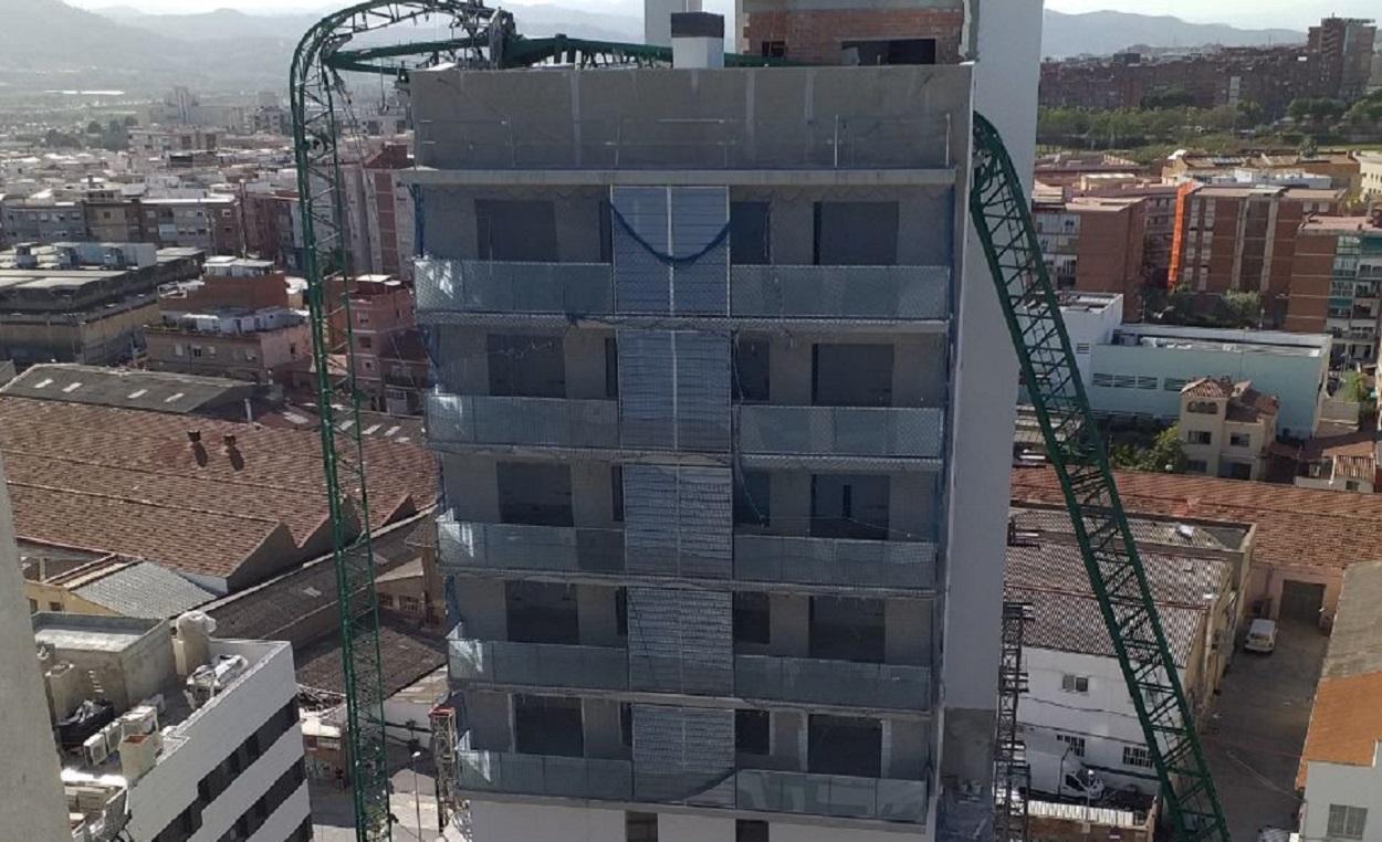 Una grúa de construcción se desploma sobre un edificio en obras. Twitter