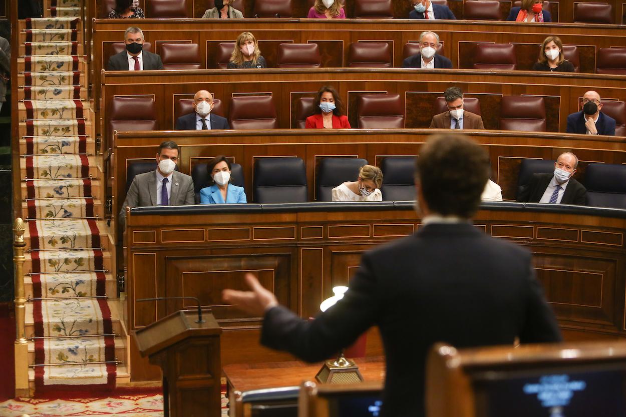 El presidente del Gobierno, Pedro Sánchez, observa a Pablo Casado desde su bancada en el Congreso