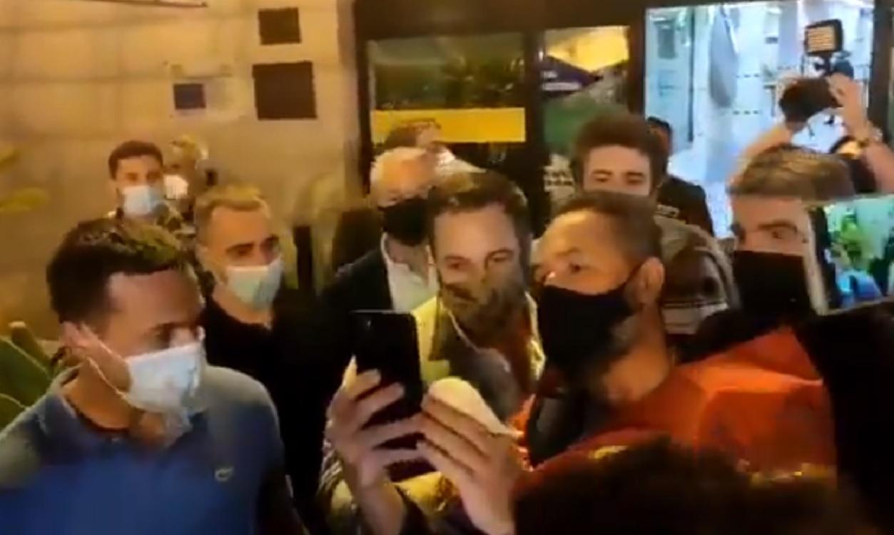 Simpatizantes de Vox reciben a Santiago Abascal a su llegada a Ceuta. Twitter Vox