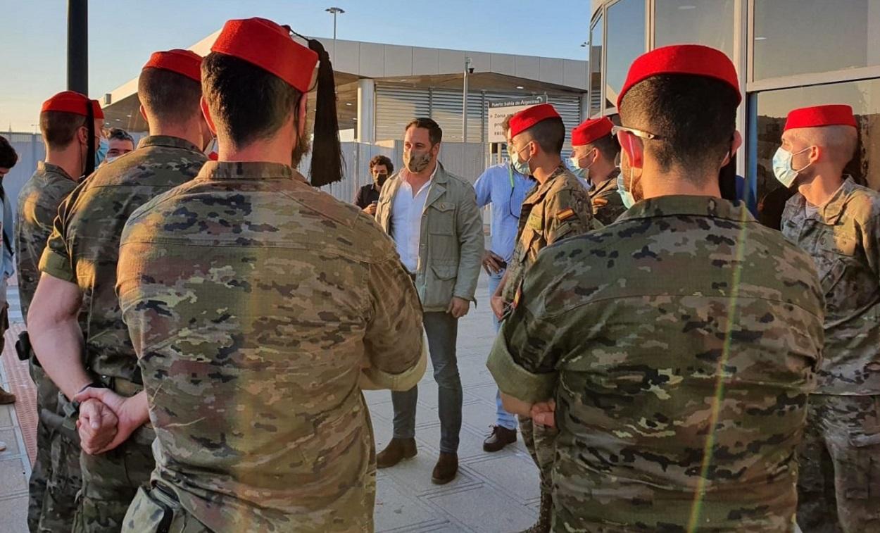 El presidente de Vox, Santiago Abascal, junto a un grupo de militares en Algeciras. Foto Vox