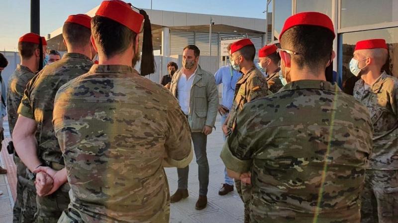 El presidente de Vox, Santiago Abascal, junto a un grupo de militares en Algeciras. Foto Vox