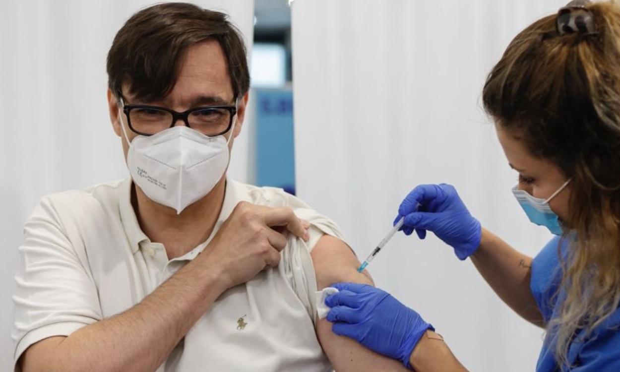 El candidato del PSOE a la Presidencia de la Generalitat de Cataluña, Salvador Illa, recibe la primera dosis de la vacuna de Pfizer. Twitter