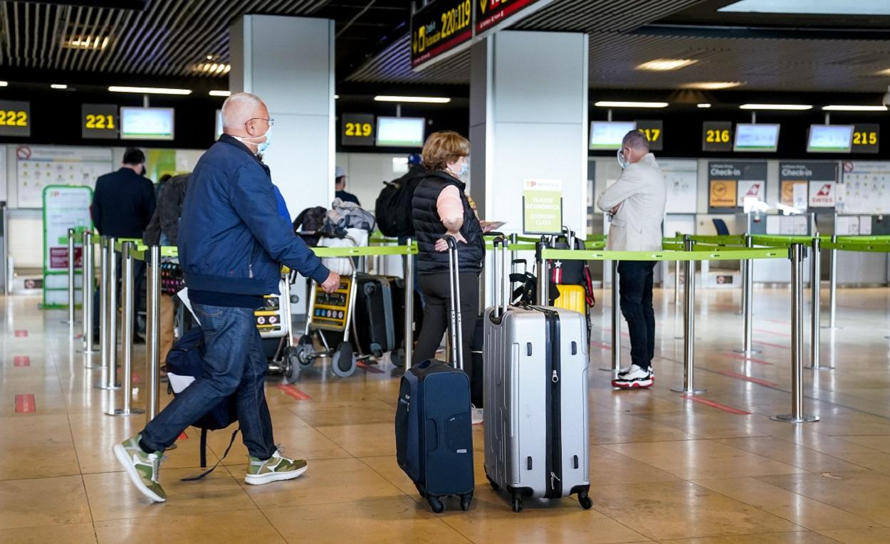 Varias personas con maletas en la T1 del aeropuerto Adolfo Suárez, Madrid Barajas.EP