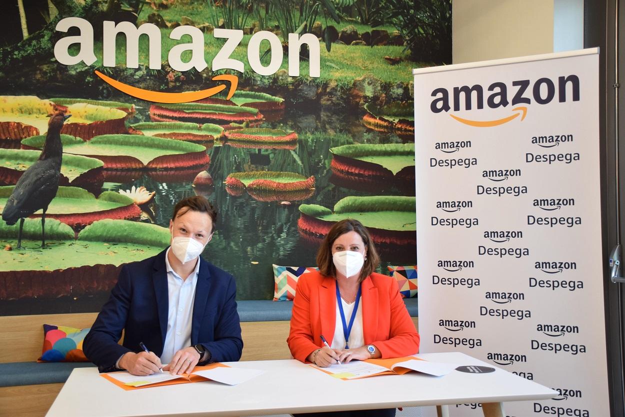 Momento de la firma entre Amazon y Castilla-La Mancha