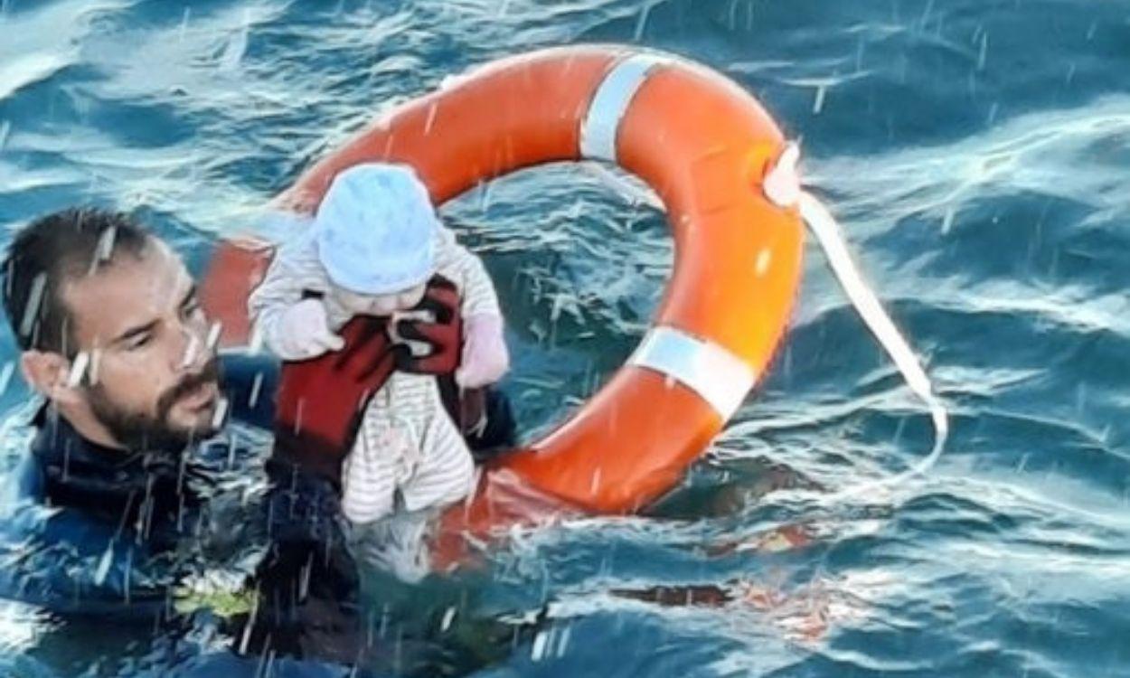 Juan Francisco rescatando al bebé en la frontera de Ceuta.