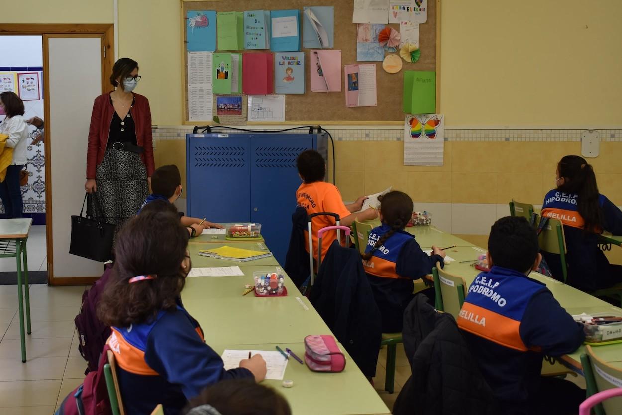 Sanidad acuerda con las comunidades autónomas rebajar la distancia entre alumnos a 1,2 metros. Europa Press
