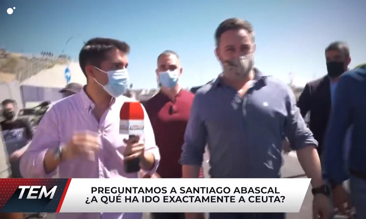 Abascal con el periodista de 'Todo es Mentira'. Mediaset