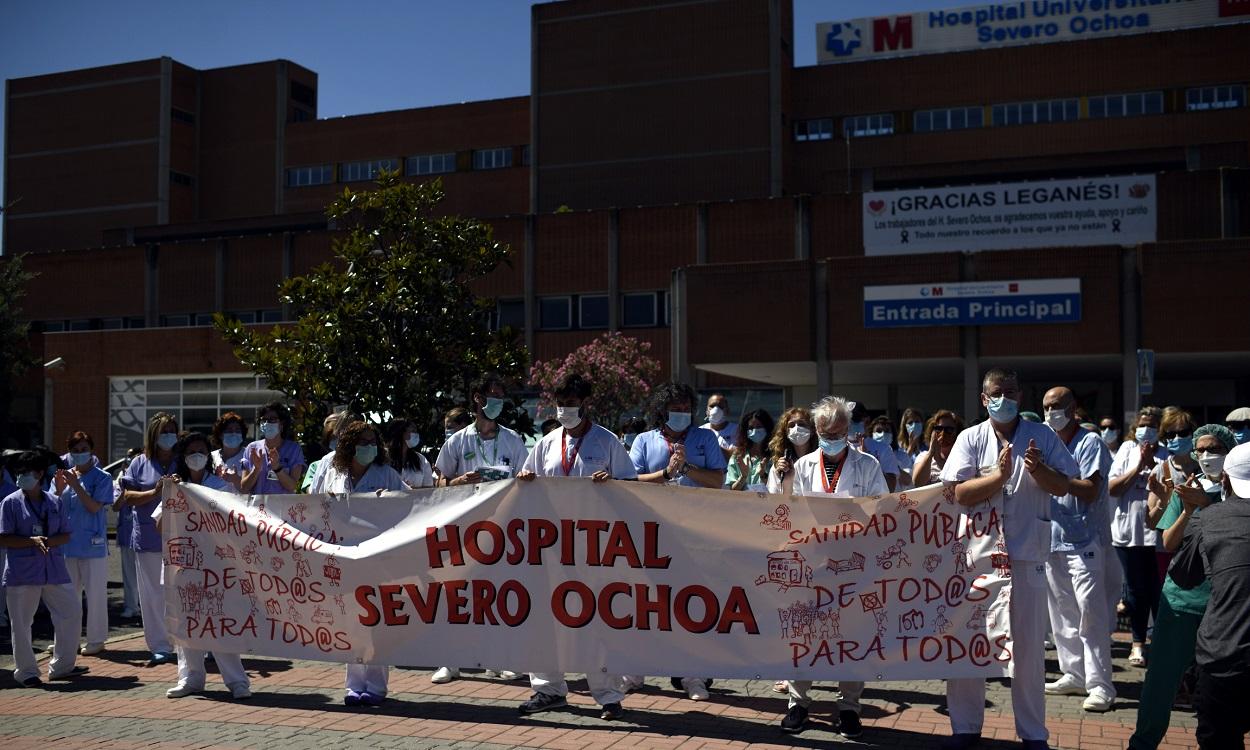 Miembros de la Junta de Personal del Hospital Universitario Severo Ochoa, formada por varios sindicatos, sostienen una pancarta de agradecimiento al pueblo de Leganés "por su apoyo y ayuda incondicional". EP