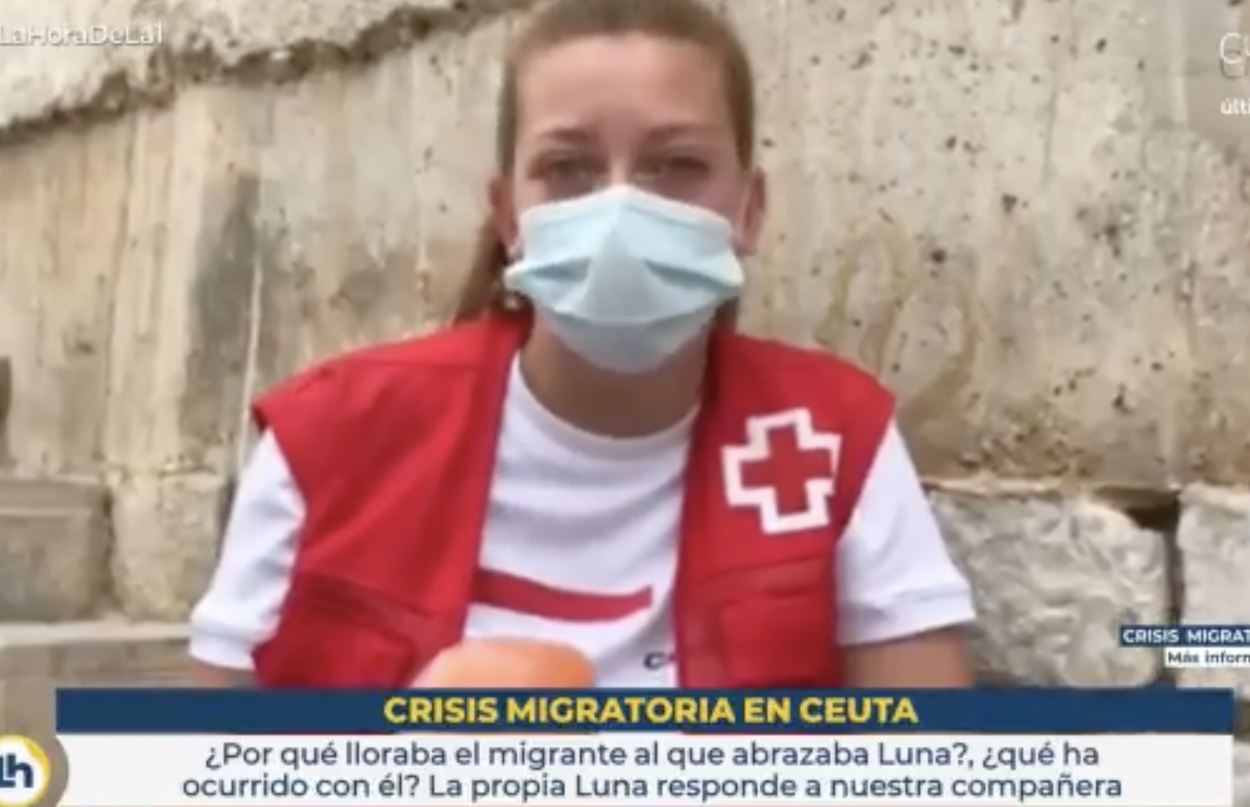 La voluntaria de Cruz Roja que abrazó a uno de los migrantes rompe a llorar