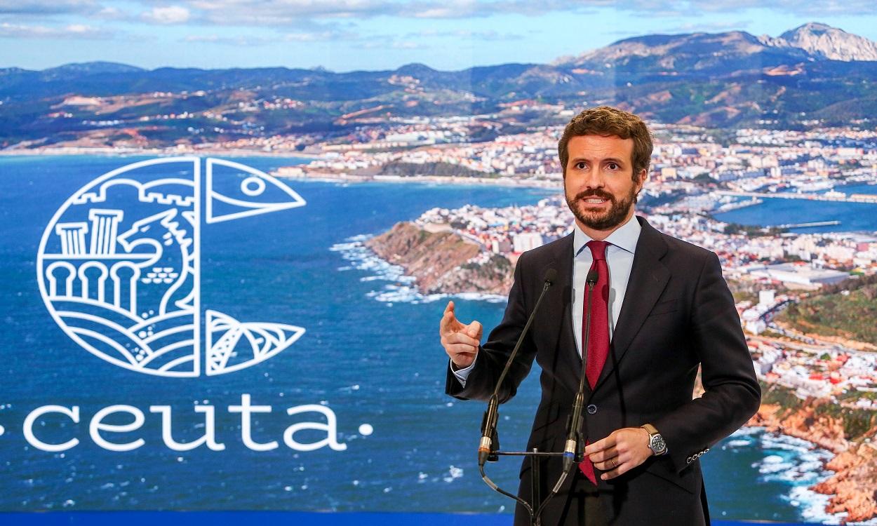 El presidente del PP, Pablo Casado, ofrece declaraciones a los medios desde el stand de Turismo de Ceuta, en Fitur 2021. EP