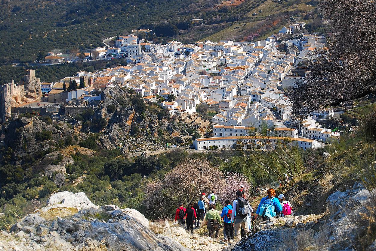 El pueblo de Zuheros es frontera natural entre el Geoparque de las Sierras Subbéticas y la campiña cordobesa