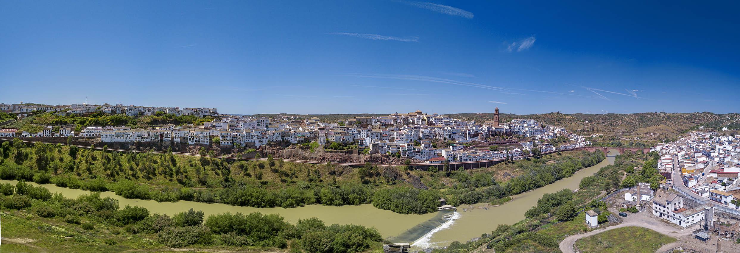 Panorámica de Montoro (Córdoba), ubicada a orillas de los meandros del río Guadalquivir