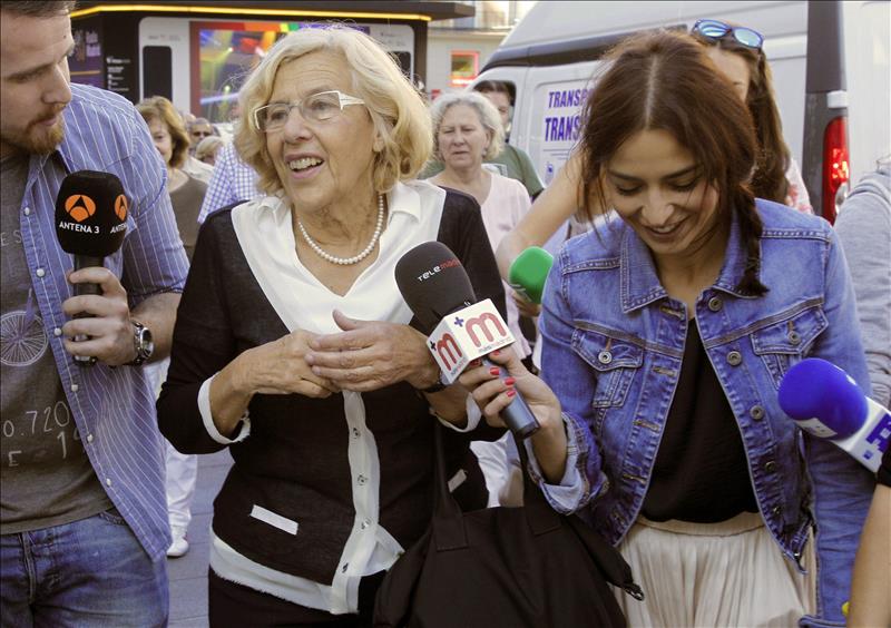 Carmena responde con ironía a las críticas de Cifuentes 