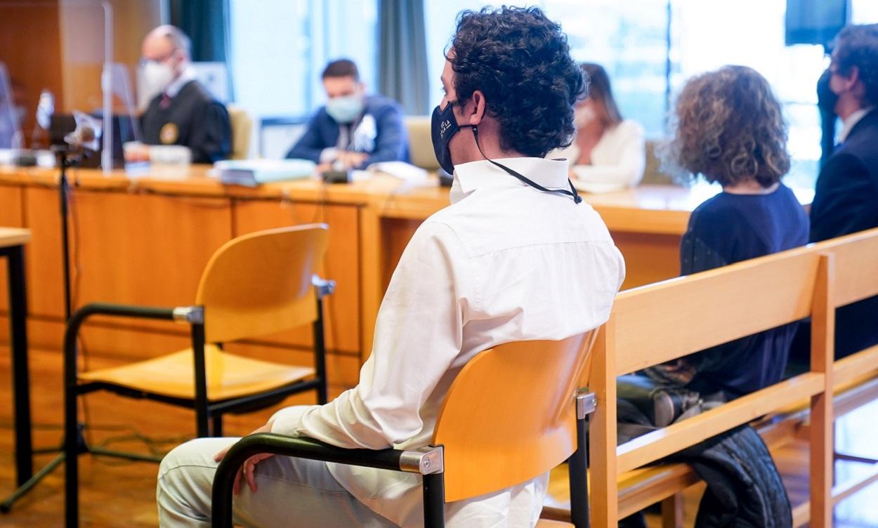 Francisco Nicolás Gómez Iglesias, más conocido como el Pequeño Nicolás, sentado en el banquillo de los acusados para declarar en un juicio en la Audiencia Provincial de Madrid.EP