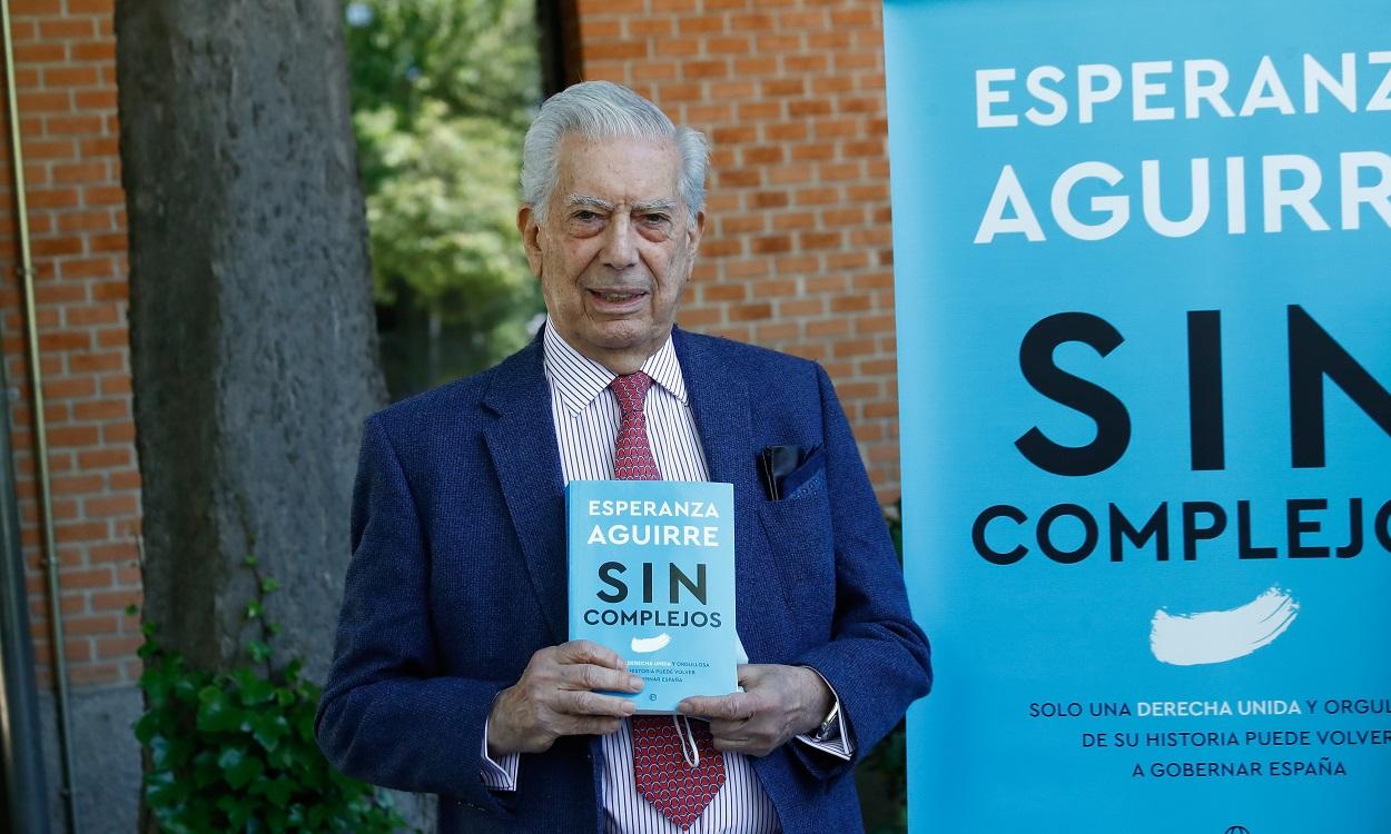El escritor Mario Vargas Llosa acude a la presentación del libro ‘Sin complejos’ de Esperanza Aguirre. EP