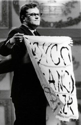 Un espontáneo soportando una pancarta contra Franco y Salazar