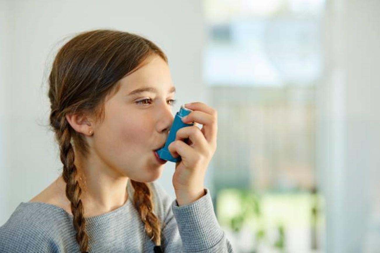 En España, aproximadamente entre el 10 y el 15 por ciento de los niños en edad escolar padece asma.