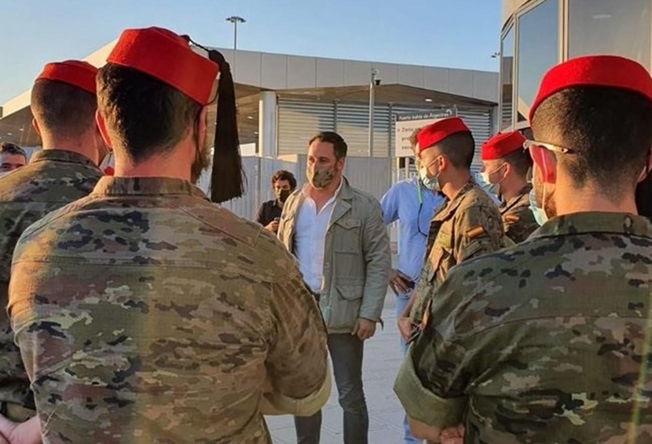 Santiago Abascal, con militares en Algeciras antes de viajar a Ceuta