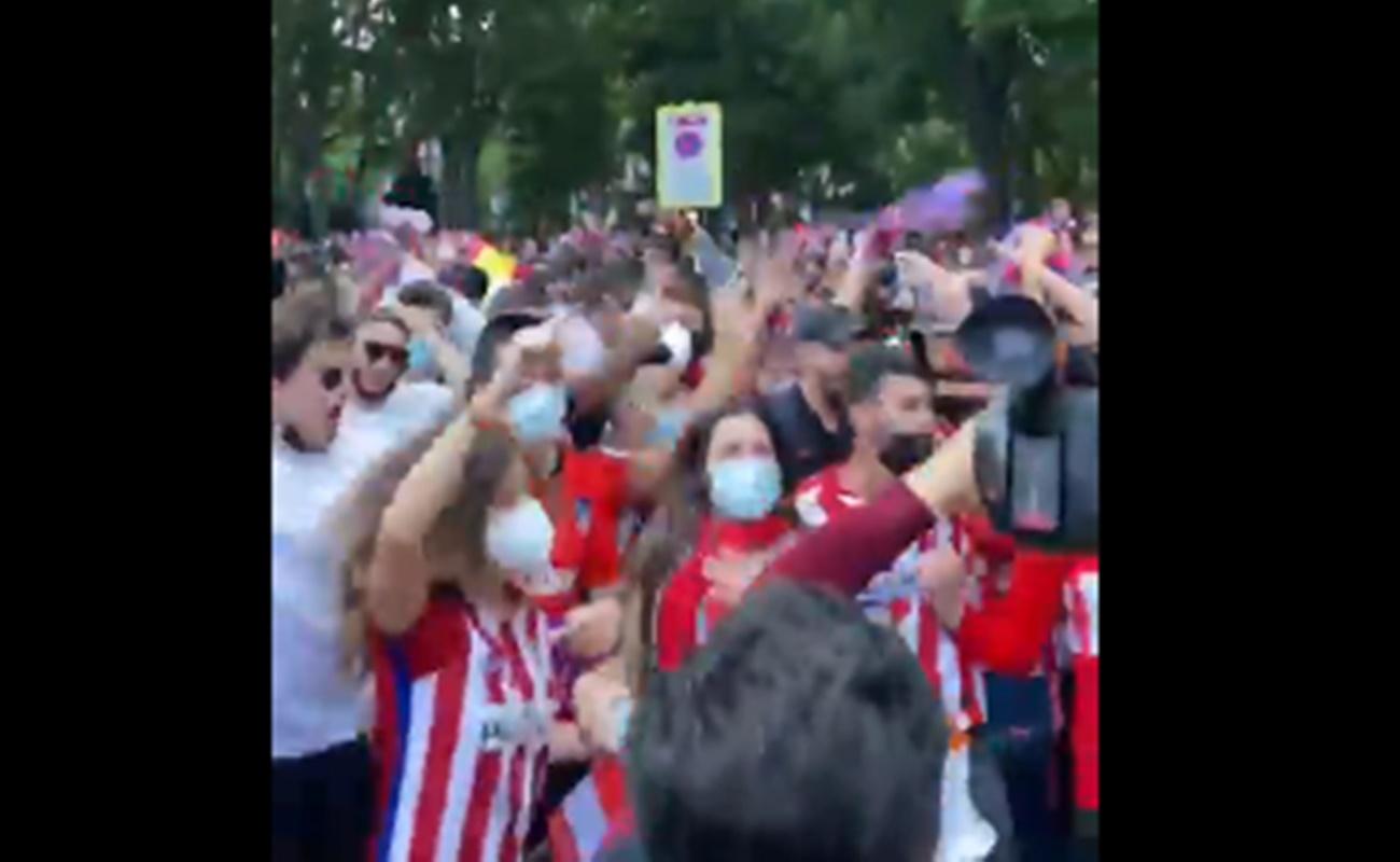 Aficionados del Atlético de Madrid celebran en Neptuno el título de Liga