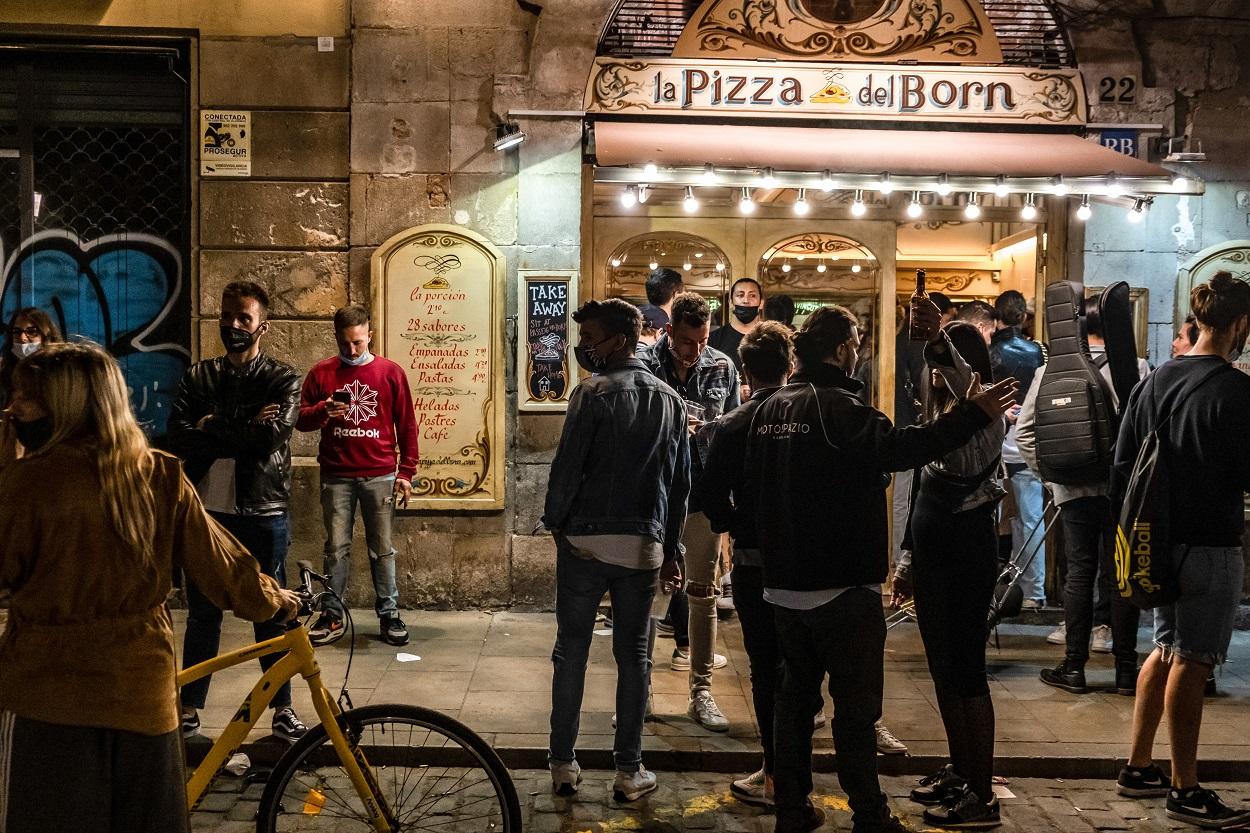 Decenas de personas en frente de un bar en Barcelona. Fuente: Europa Press.