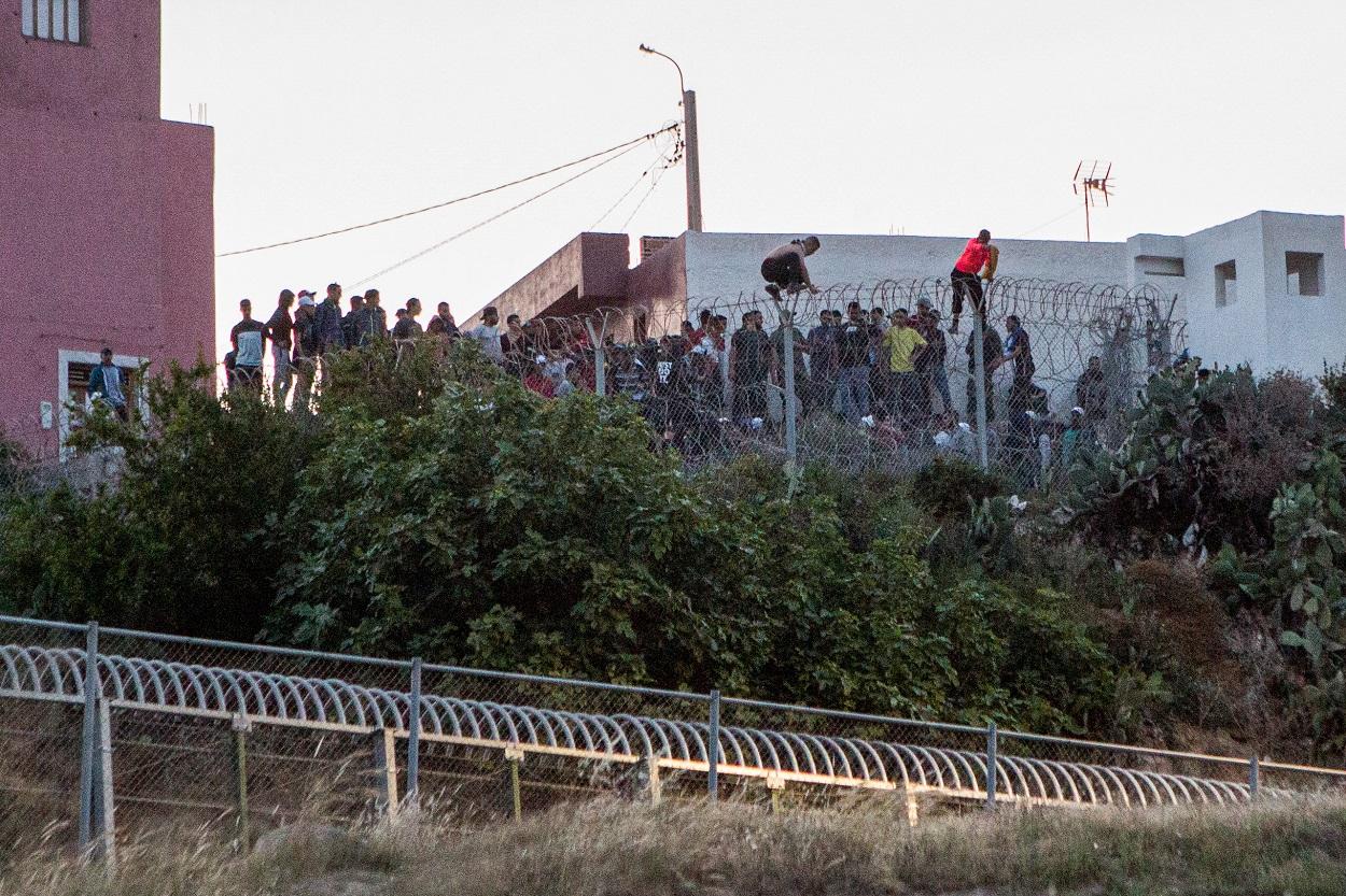 Varios marroquíes intentan llegar a suelo español desde la frontera que separa Melilla y Marruecos. Fuente: Europa Press.