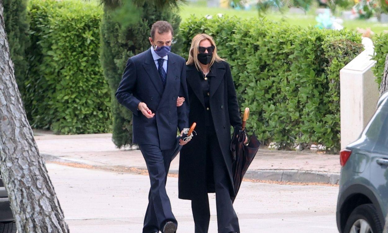 Alessandro Lequio y Ana García Obregón en el entierro de Ana María Obregón, a 23 de mayo de 2021, en Madrid (España).