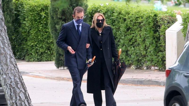 Alessandro Lequio y Ana García Obregón en el entierro de Ana María Obregón, a 23 de mayo de 2021, en Madrid (España).
