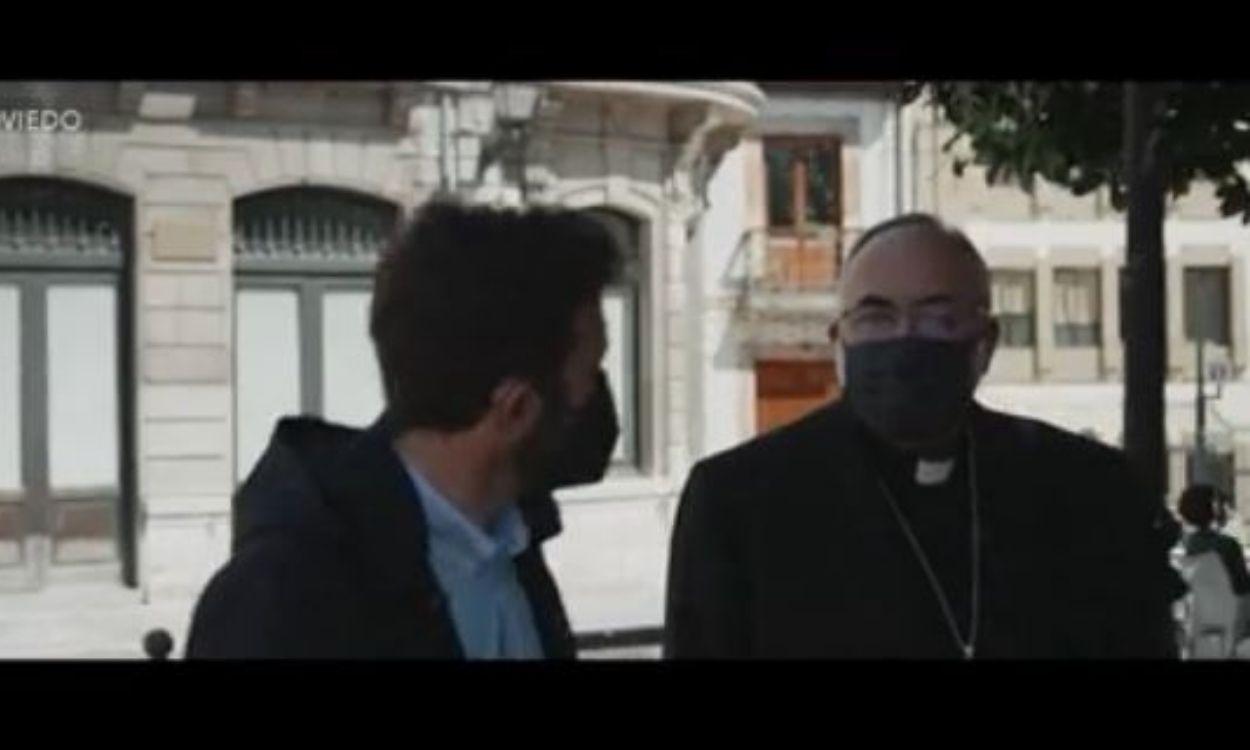 Gonzo intercepta al arzobispo de Oviedo, Jesús Sanz, en un  episodio de Salvados. 
