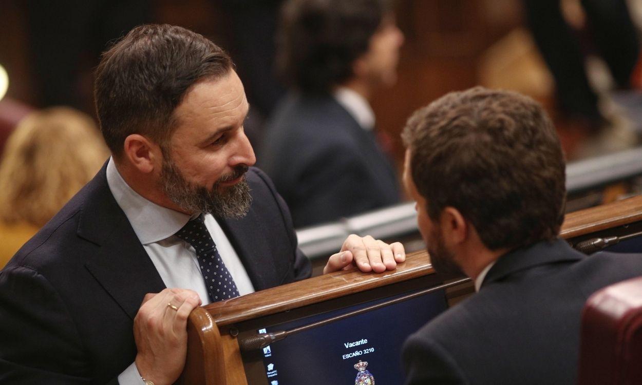 Los presidente de PP y Vox, Pablo Casado y Santiago Abascal conversan en el Congreso. Europa Press.