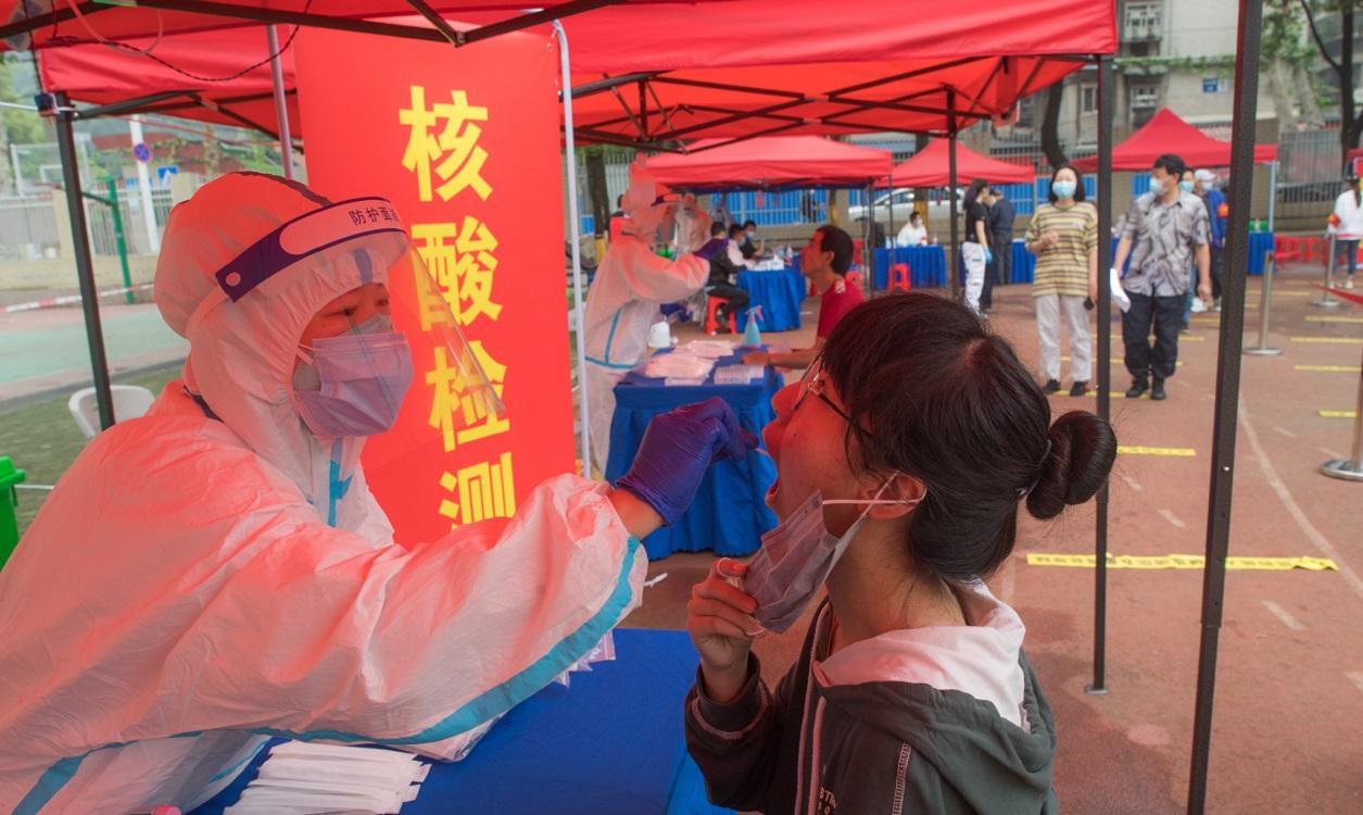 Realización del test de COVID 19 en Wuhan. XINHUA. Xiao Jijiu JIJIU