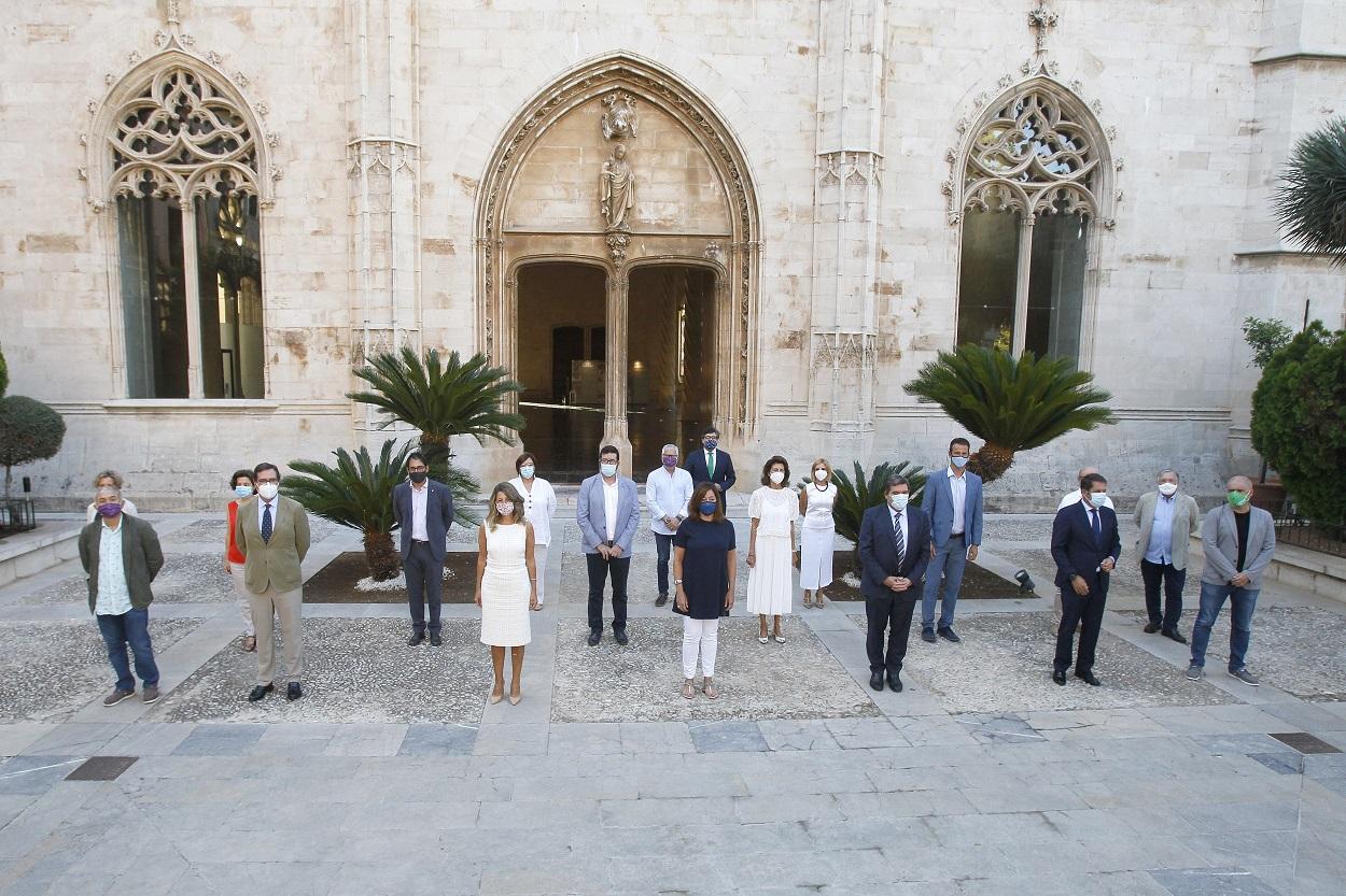 Foto de familia de la mesa de diálogo celebrada el verano pasado entre el Gobierno, sindicatos y patronal en Palma de Mallorca. Europa Press