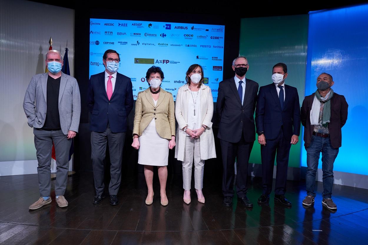 Unai Sordo, secretario general de CCOO; Antonio Garamendi, presidente de CEOE; Isabel Celáa, ministra de Educación y Formación Profesional; Clara Sanz, secretaria general de Formación Profesional; Antón Costas, presidente del CES; Gerardo Cuerva, presiden