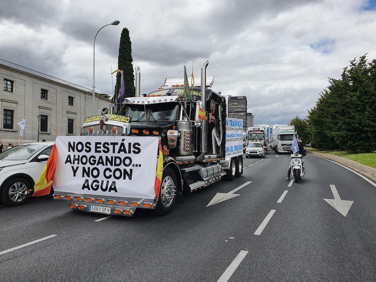 Unos 1.500 vehículos recorren Madrid en defensa del Trasvase Tajo Segura. Europa Press