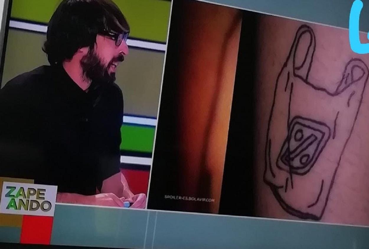 Imagen de Zapeando enseñando el tatuaje
