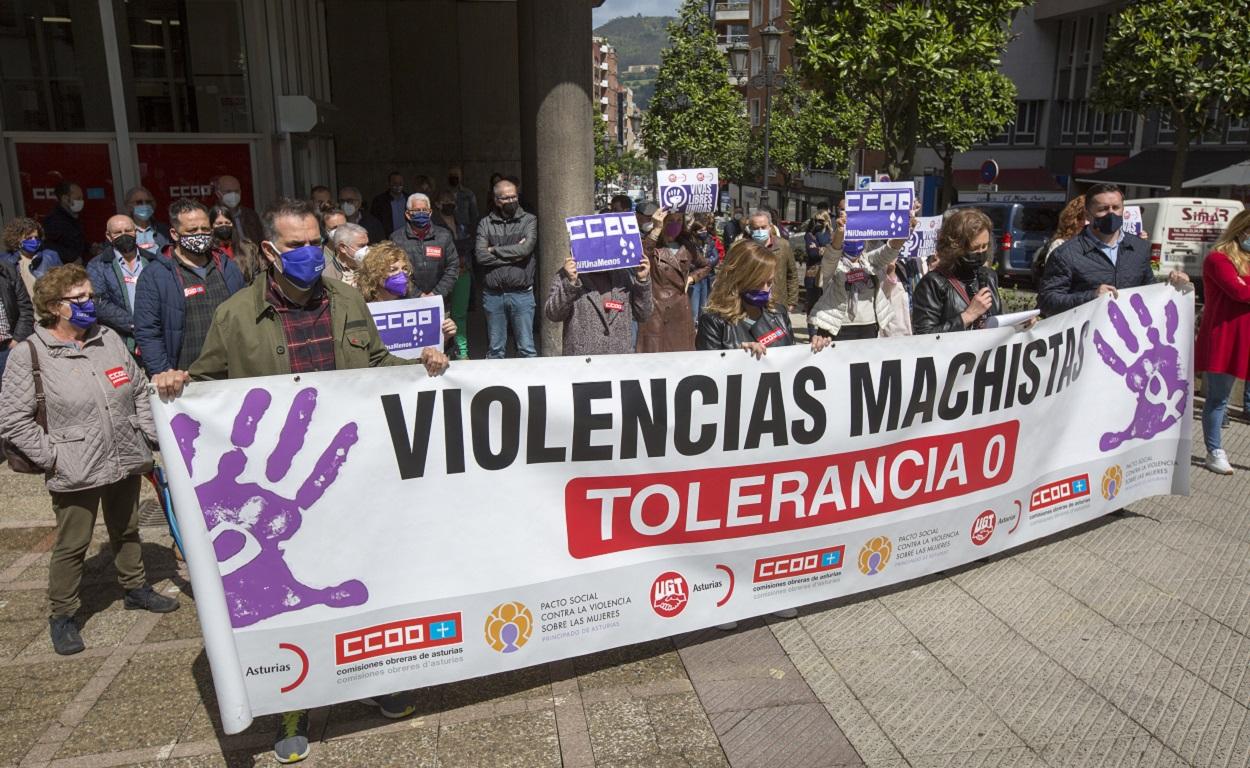 Concentración contra las violencias machistas frente a la sede de CCOO, en Oviedo, Asturias. EP