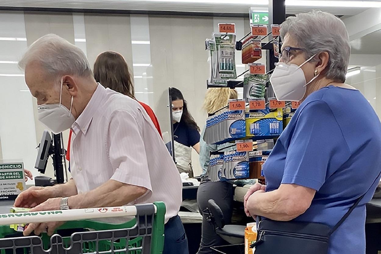 Dos jubilados en un supermercado. Europa Press
