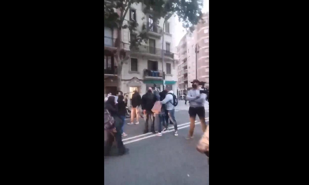 Denuncian que miembros de 'Desokupa' habrían agredido a varios activistas que trataban de paralizar un desahucio