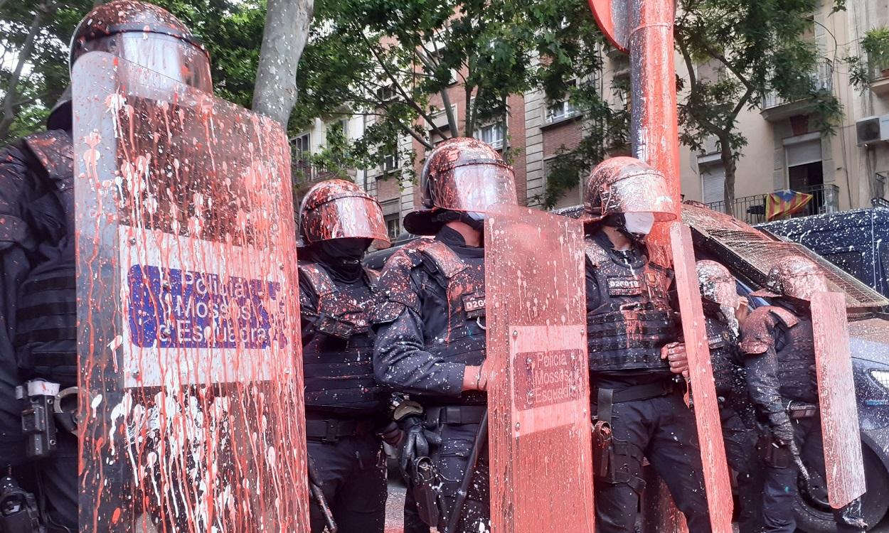 Arrojan pintura contra varios Mossos d´Esquadra. Twitter